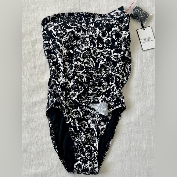 DKNY Women’s One Piece Swimsuit. Black and White Size 8!! - Picture 1 of 7